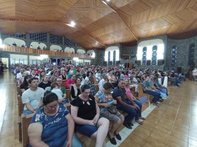 FiÃ©is lotaram o SantuÃ¡rio de Laranjeiras do Sul na abertura das Novenas de Nossa Senhora Aparecida